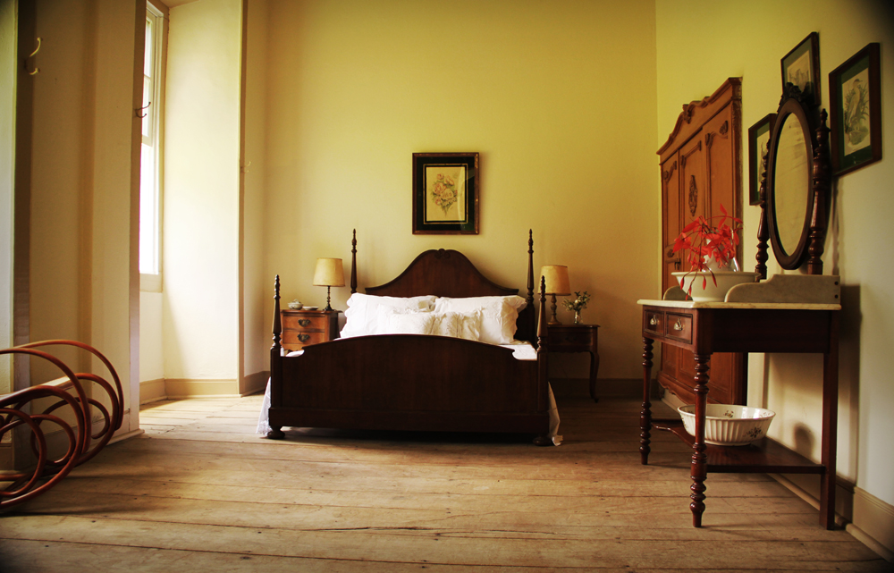 Suíte com cama de dossel em madeira